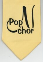Logo des Chors auf ihrer Krawatte.